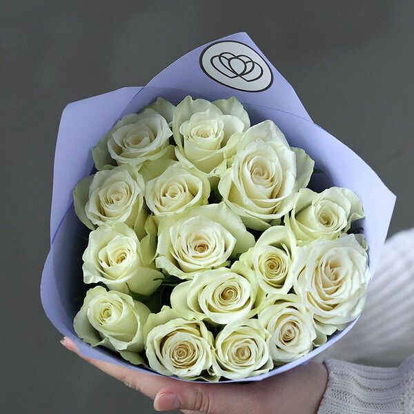 Букет из 15 белых роз 40 см (Кения) в сиреневой пленке