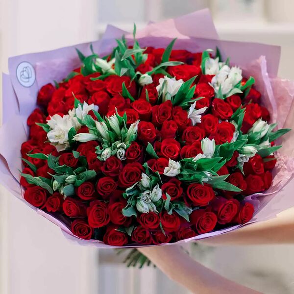 Букет из 101 красной розы 40 см (Кения) и 10 альстромерий