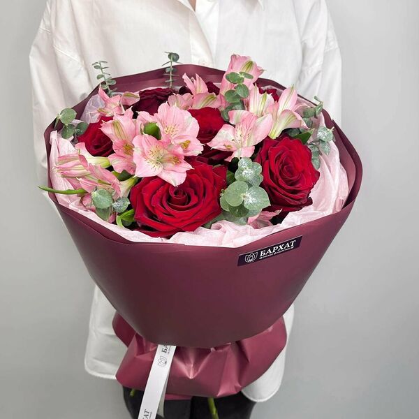 Букет из цветов, авторский букет из роз и альстромерий Тет-а-тет