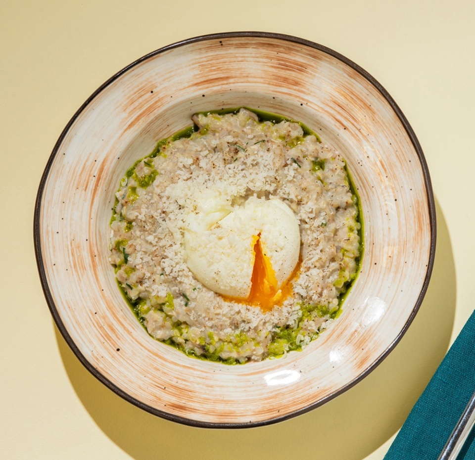 

Зелёная гречка Азбука Вкуса с грибами с яйцом пашот и соусом из белого трюфеля 250 г