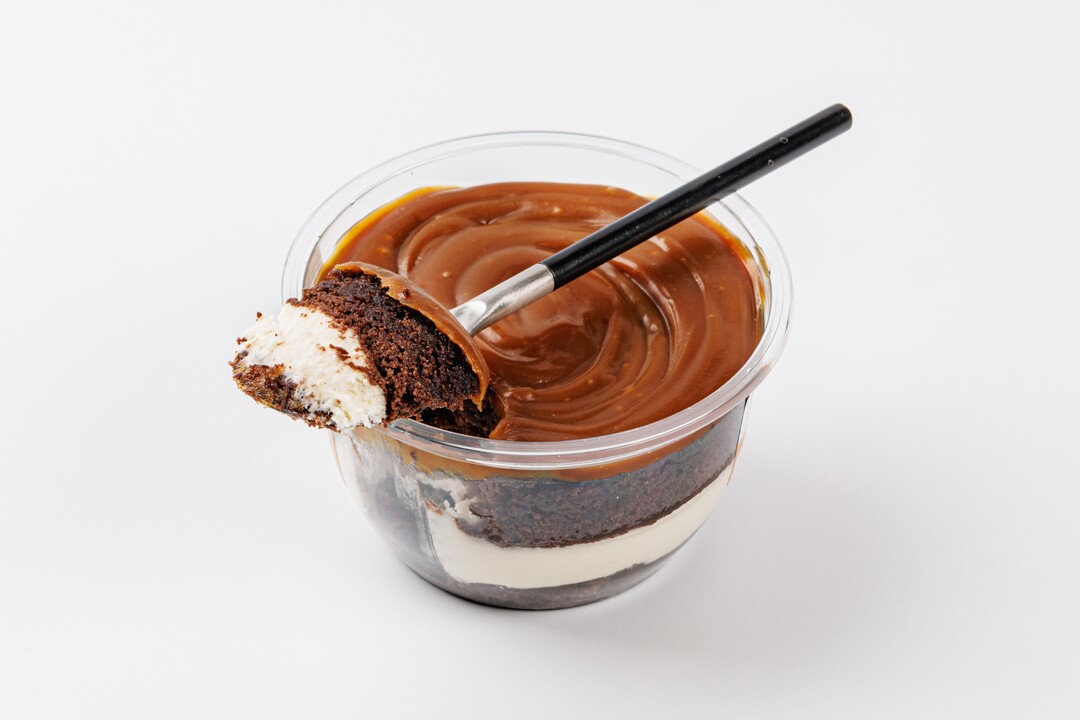 

Десерт замороженный в банке Брауни с арахисовым кремом и карамелью, кафе