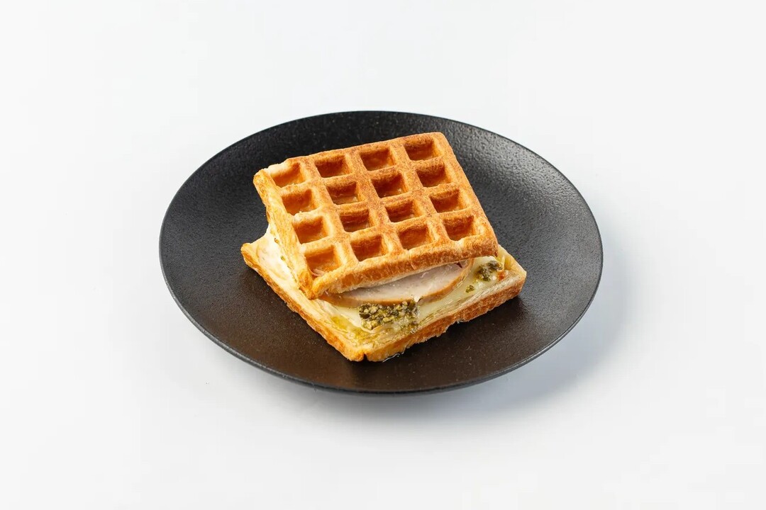 

Вафля-сэндвич ВкусВилл с ветчиной, сыром и соусом песто 150 г