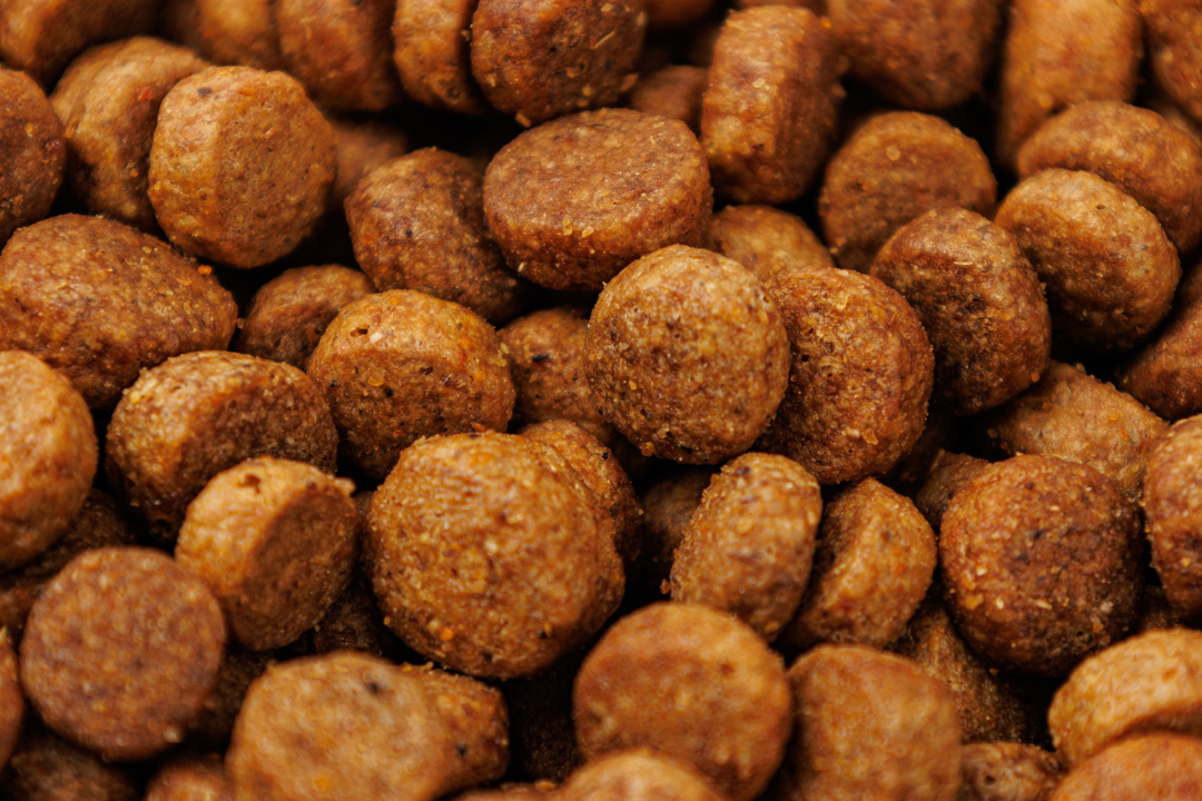 

Корм сухой полнорационный для стерилизованных кошек ВкусВилл с индейкой, курицей и свеклой 400 г