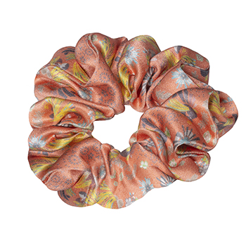 

Резинка для волос Mollen Оммаж розово-коралловая шелковая