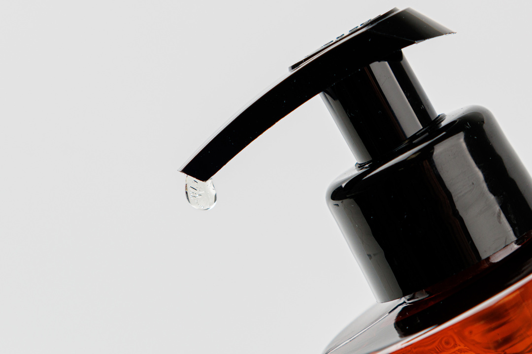 

Гель-масло ВкусВилл для душа смягчающее Терпкий сантал и олива 290 мл