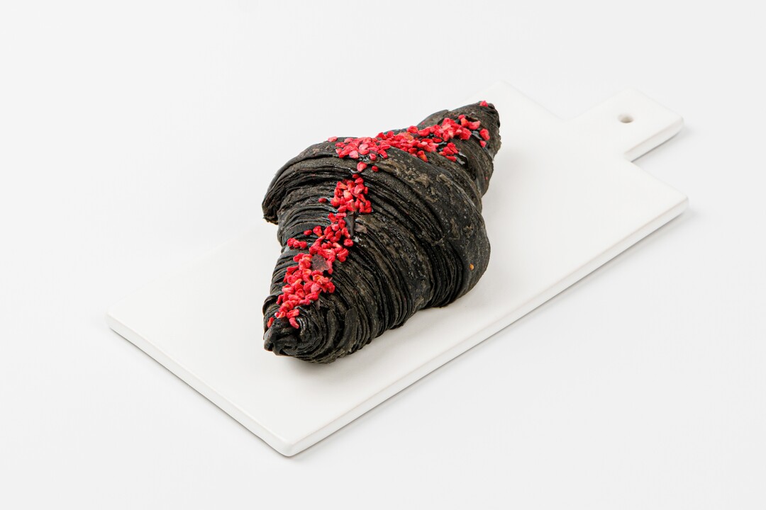 

Круассан ВкусВилл черный с малиной и заварным кремом 95 г