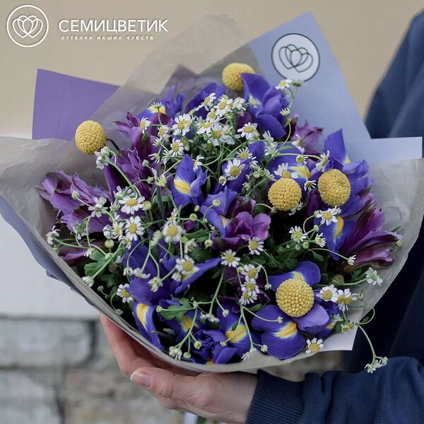 Букет из ирисов, матрикарии и альстромерии в сиреневой пленке