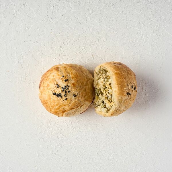 Самса с зеленью и сыром