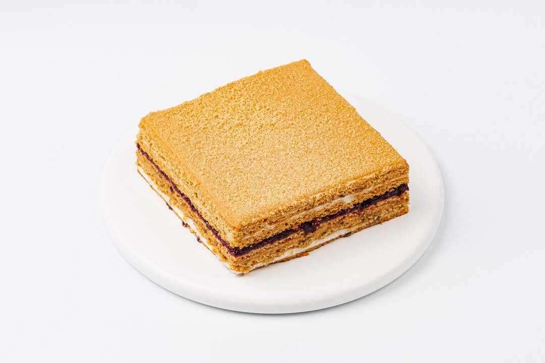 

Торт "Медовик карамельный с черной смородиной"