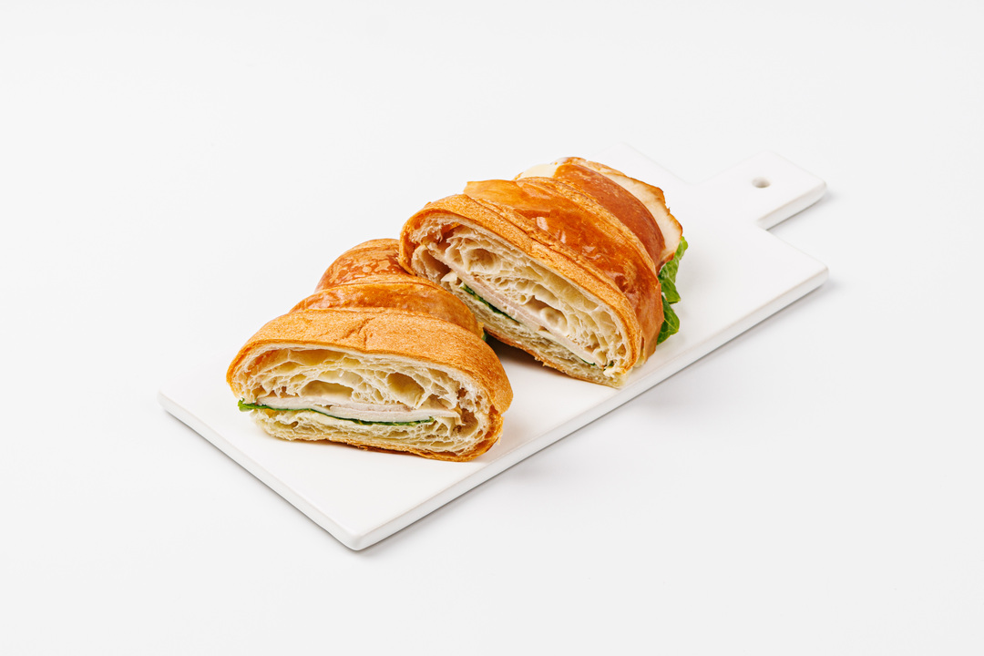 

Круассан с индейкой и медово-горчичной заправкой ВкусВилл кафе 140 г