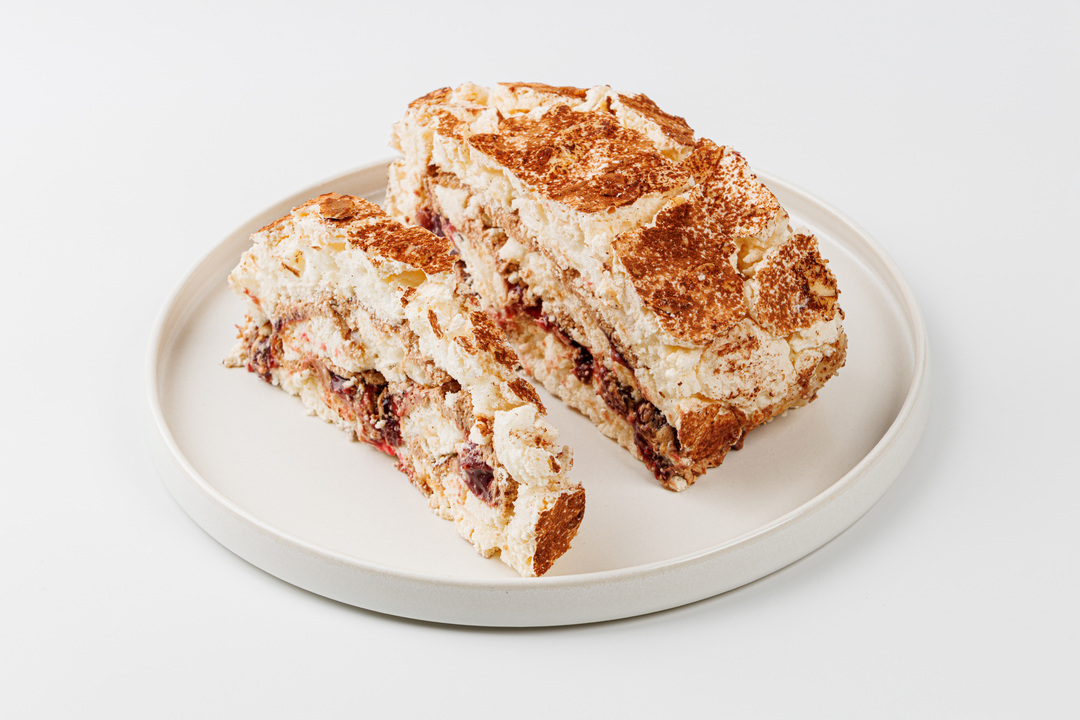 

Рулет ВкусВилл меренговый с вишней и какао 215 г