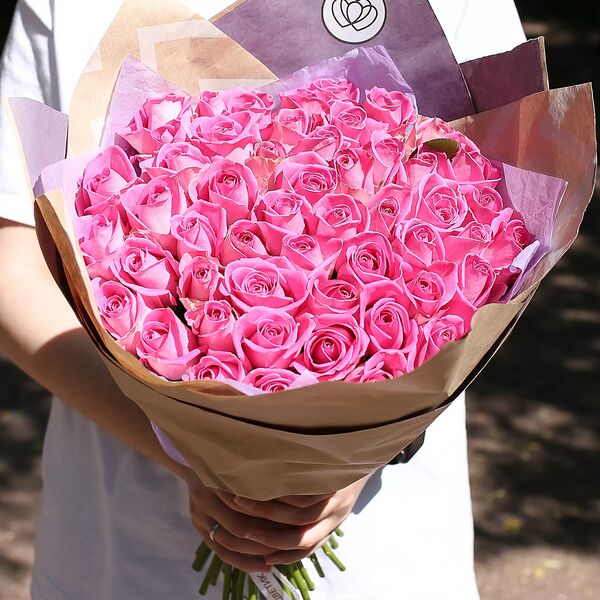 Букет из 51 розовой розы 40 см (Кения) в крафте