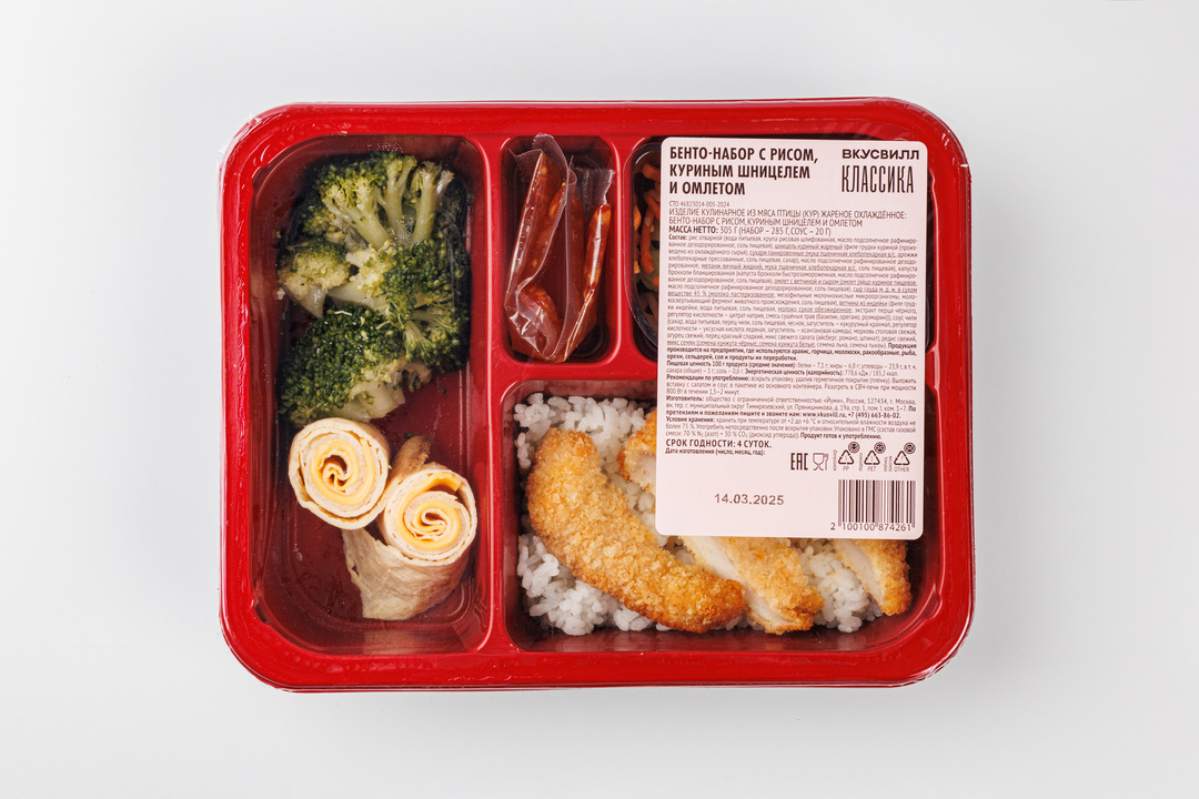 

Бенто набор с рисом, куриным шницелем и омлетом