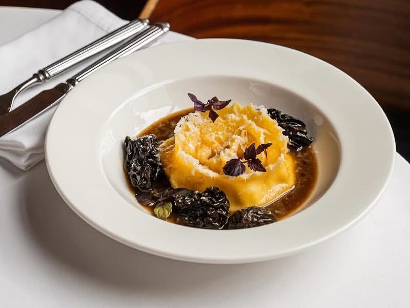 Равиоли со сморчками в соусе бешамель