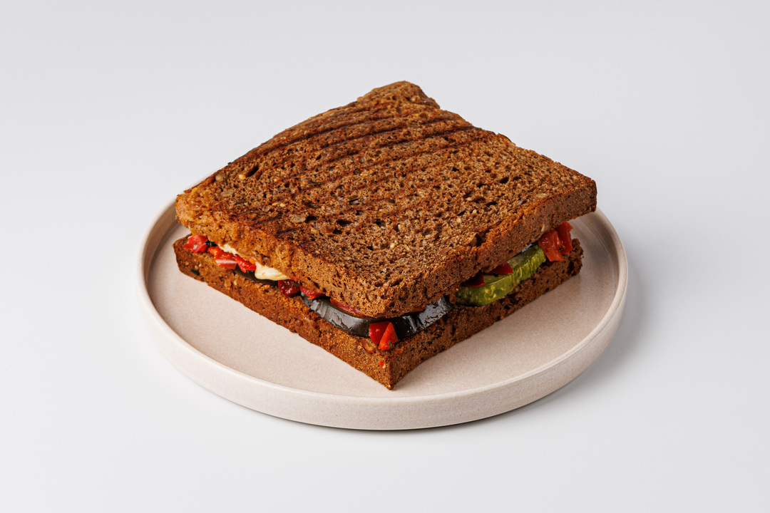 

Сэндвич ВкусВилл с овощами гриль, сулугуни и соусом песто, кафе, разогрето 245 г