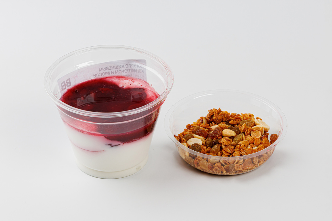 

Йогурт ВкусВилл с вишневым конфитюром и мюсли 190 г