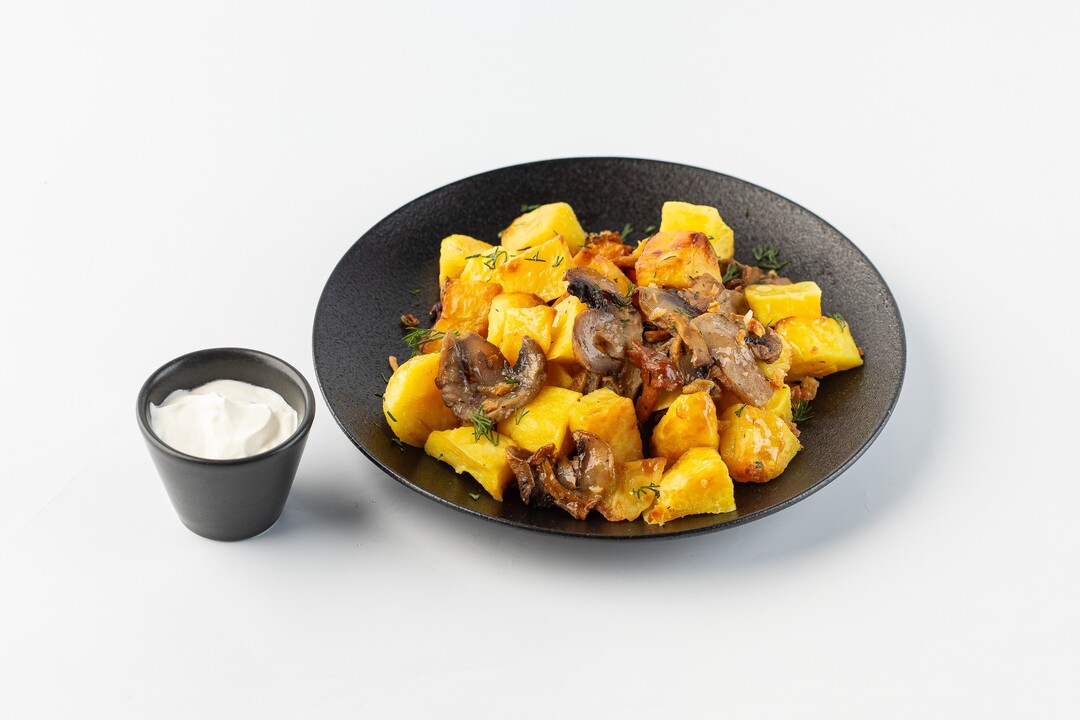 

Картофель жаренный с грибами зеленью и сметаной 283 г