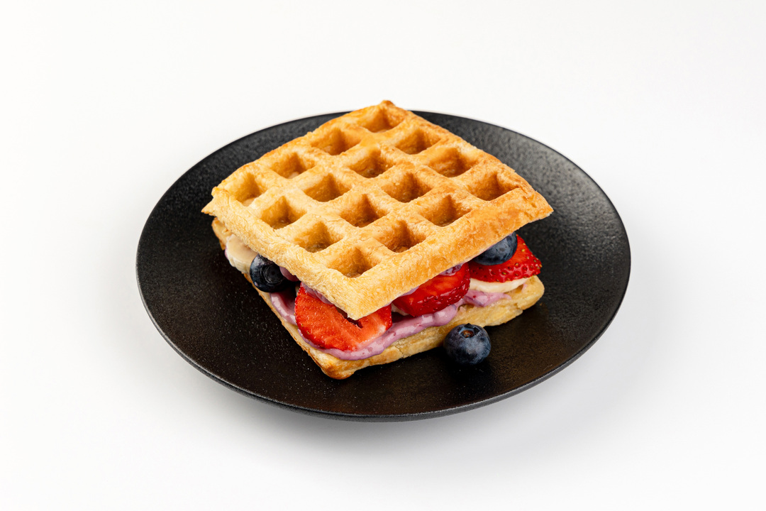 

Десертная слоеная вафля ВкусВилл с ягодным ассорти и брусничным соусом 200 г