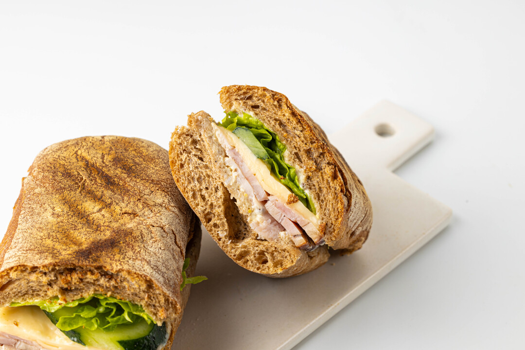 

Панетта ВкусВилл с запеченной индейкой, сыром Гауда и горчичным соусом, кафе 190 г