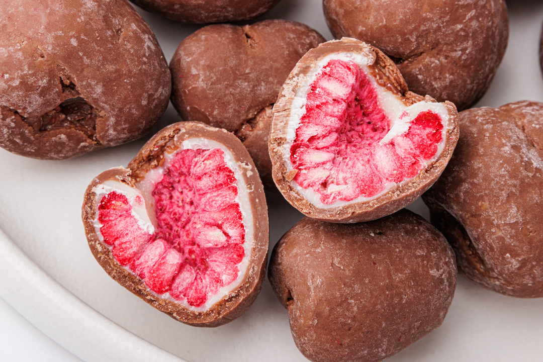 

Малина ВкусВилл в белом и молочном шоколаде 100 г