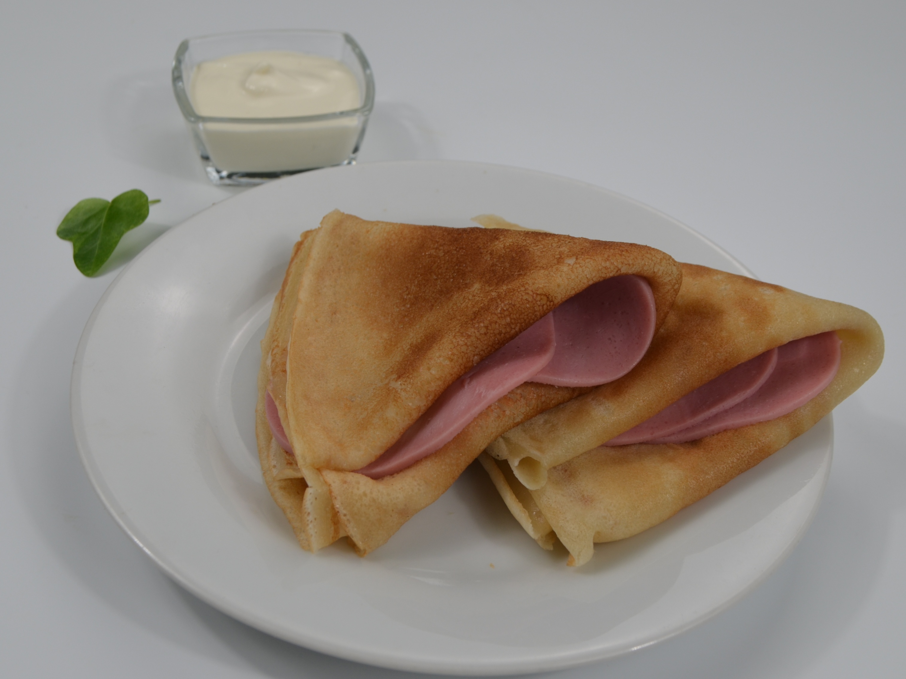 Блины с ветчиной и сметаной