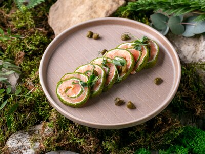 Закуска из слабосоленой семги и шпината