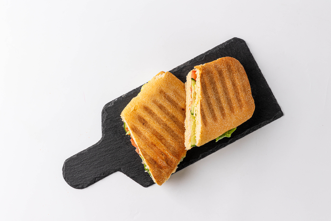 

Чиабатта с пармезаном, курицей и соусом Цезарь, 260г