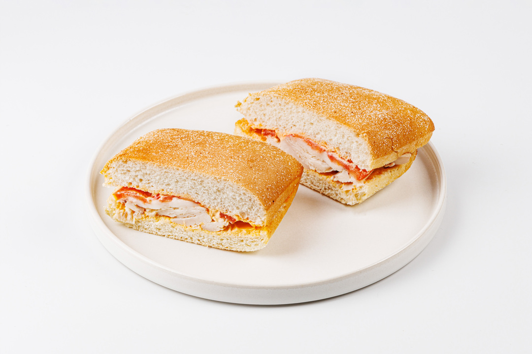 

Мини-чиабатта с курицей, моцареллой и соусом острый Чили ВкусВилл 125 г