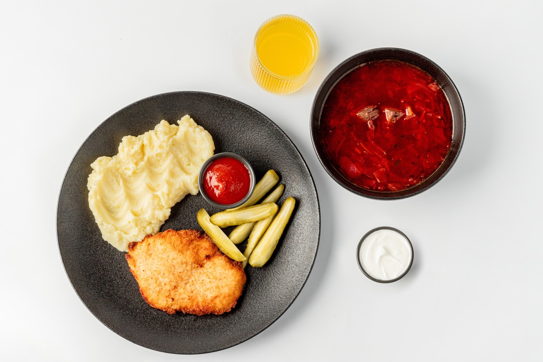 

Сытный Комбо Обед: Борщ с говядиной, Куриный шницель с картофельным пюре + Лимонад, 1001 г