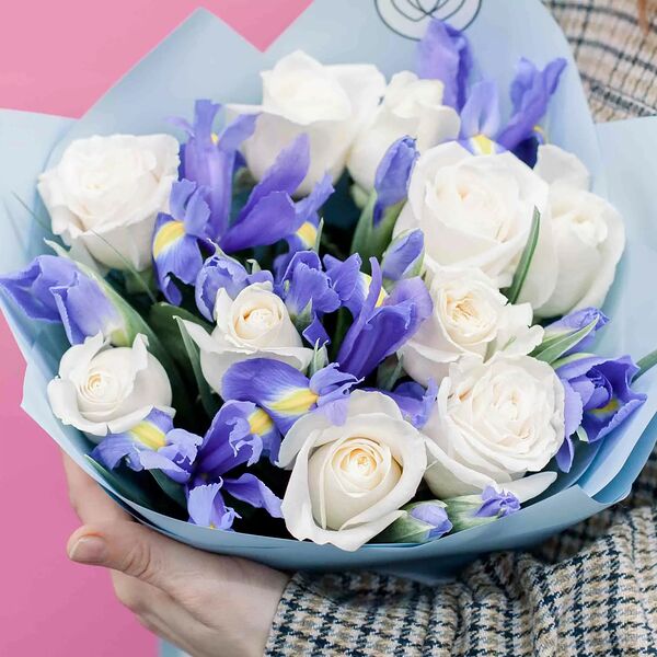 Букет из 10 белых роз Vendela 50 см (Эквадор) и 15 синих ирисов
