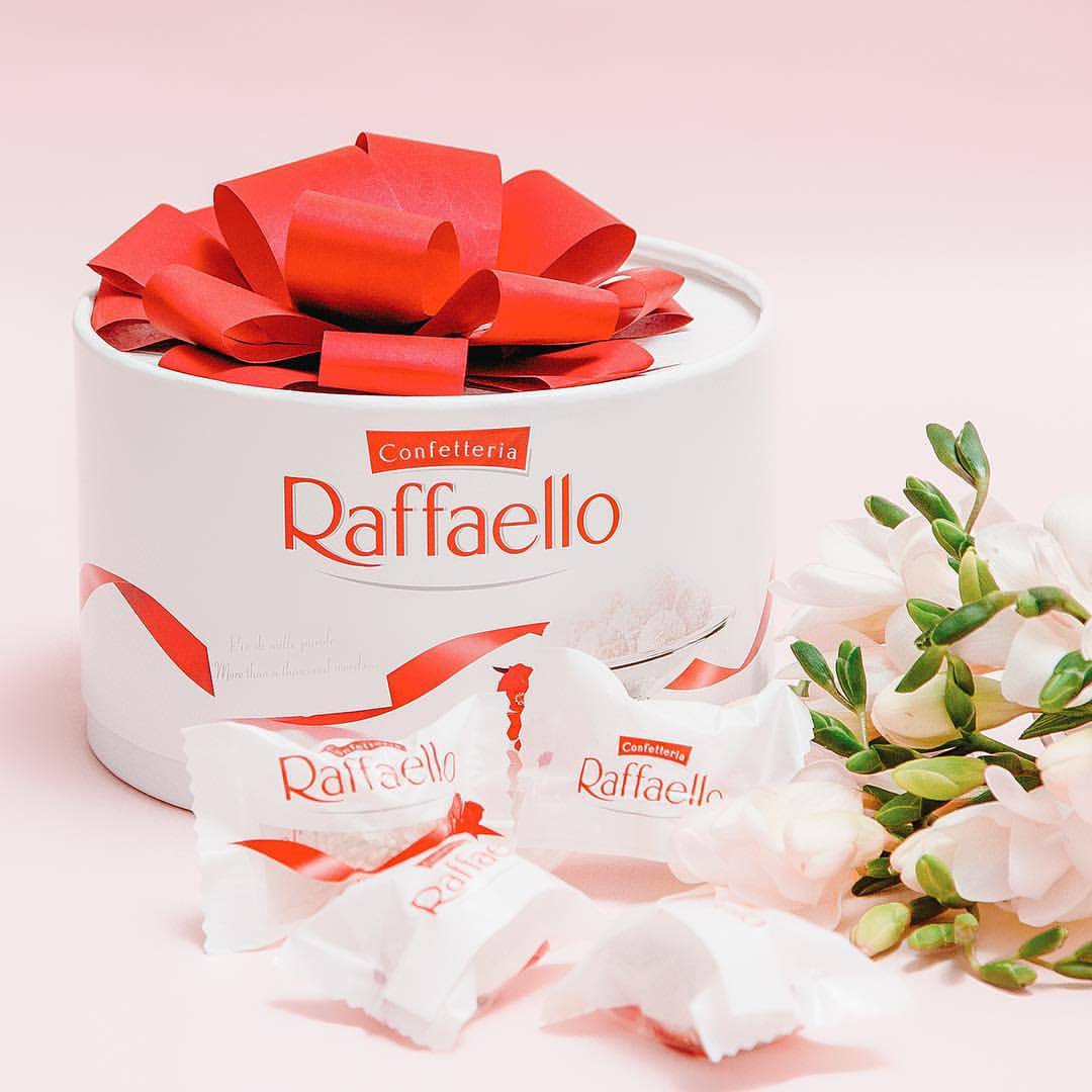 

Конфеты в коробке Raffaello с цельным миндальным орехом в кокосовой обсыпке 200 г