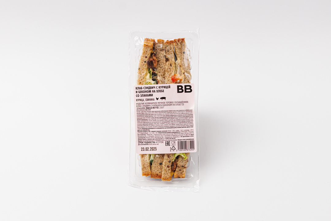 

Клаб-сэндвич с курицей и беконом на хлебе со злаками