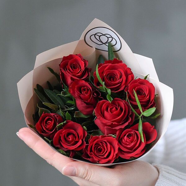 Букет из 9 красных роз 40 см (Кения) с фисташкой