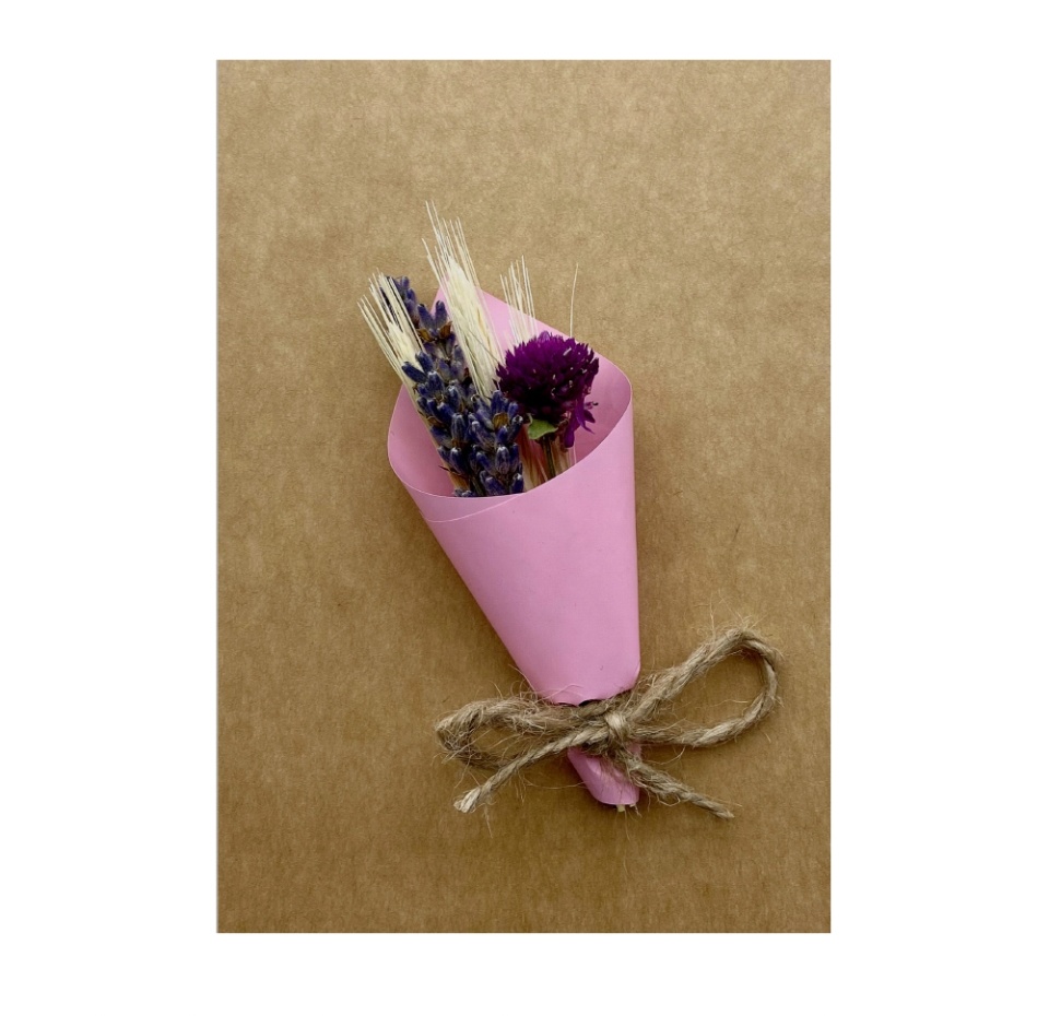 

Открытка с бутоньеркой Лавандовый Замок размер L из натуральных сухоцветов дизайн в ассортименте