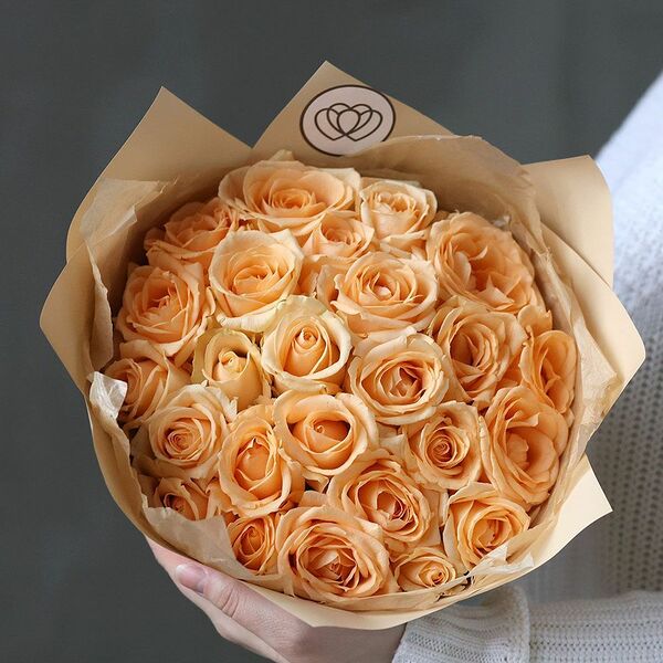 Букет из 25 кремовых роз 40 см (Россия) в кремовой пленке