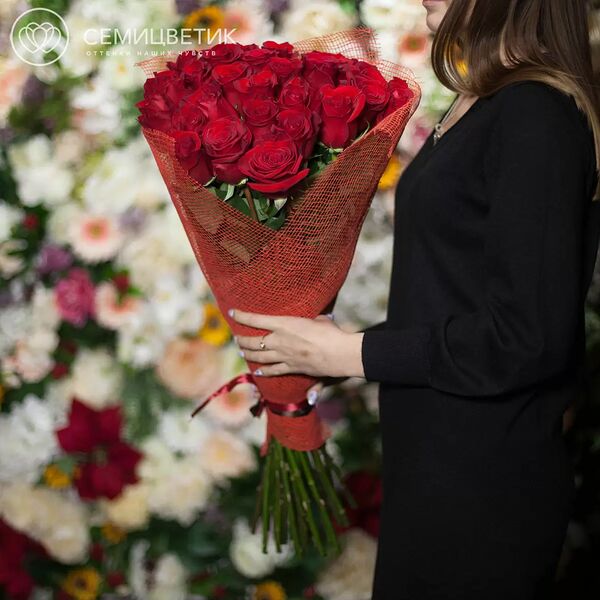 Букет из 25 красных роз Freedom 70 см (Эквадор) в натуральной упаковке