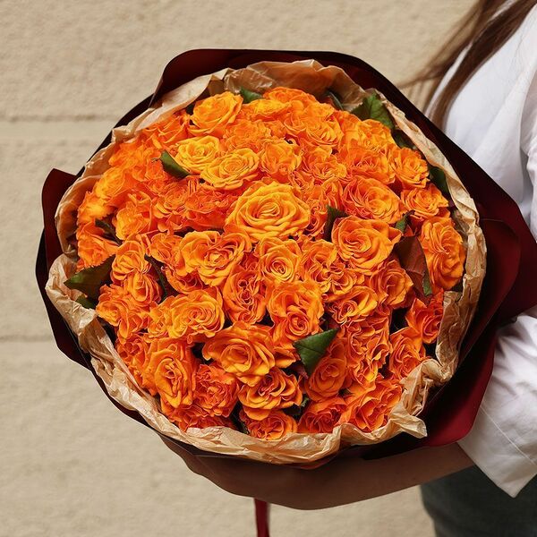 Букет из 51 оранжевой розы 35-40 см (Россия) в бордовой круглой упаковке