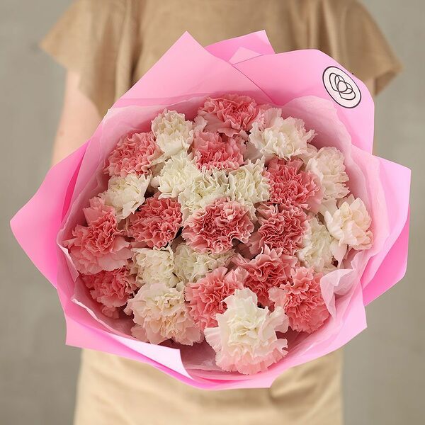 Букет из 25 белых и розовых гвоздик