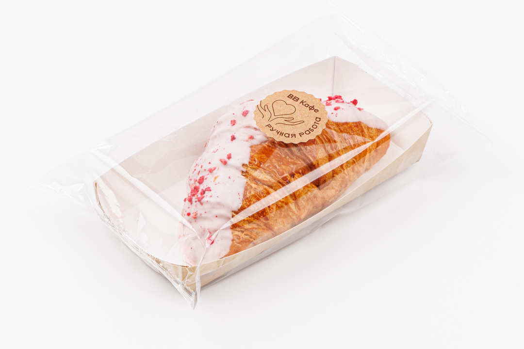 

Круассан с малиной, кафе