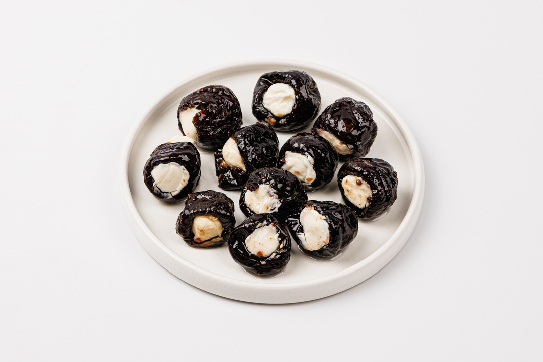 

Дольче пасти ВкусВилл чернослив с мягким сыром 260 г