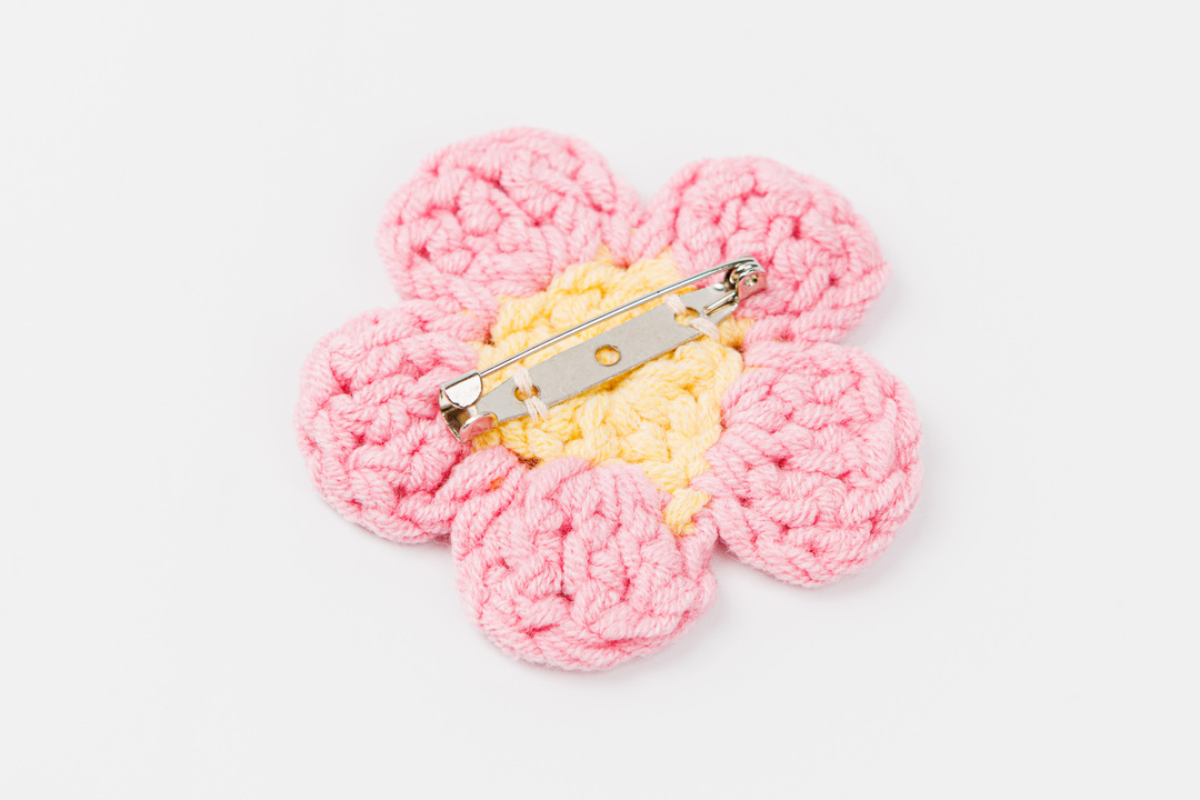 

Брошь вязаная Цветок розовый