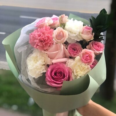 Букет Аврора #163 из одноголовых роз, диантусов, кустовой розы и рускуса