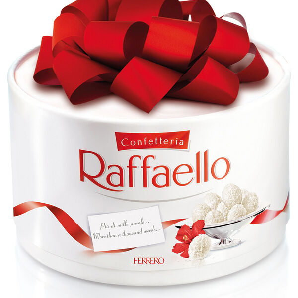 Конфеты в коробке Raffaello с цельным миндальным орехом в кокосовой обсыпке, 200 г