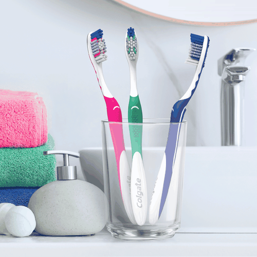 

Зубная щетка Colgate Plus Отбеливающая жесткая 2 шт. цвет в ассортименте