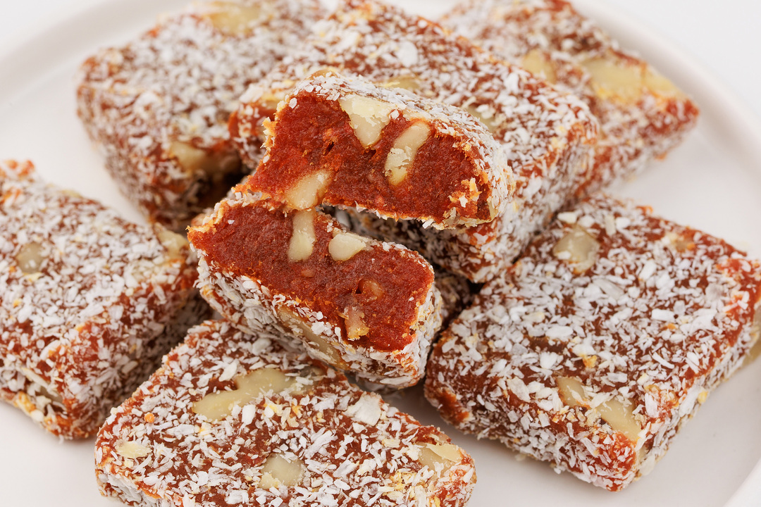 

Пастила ВкусВилл фруктово-овощная из яблока и моркови с инжиром, грецким орехом и кокосом 100 г