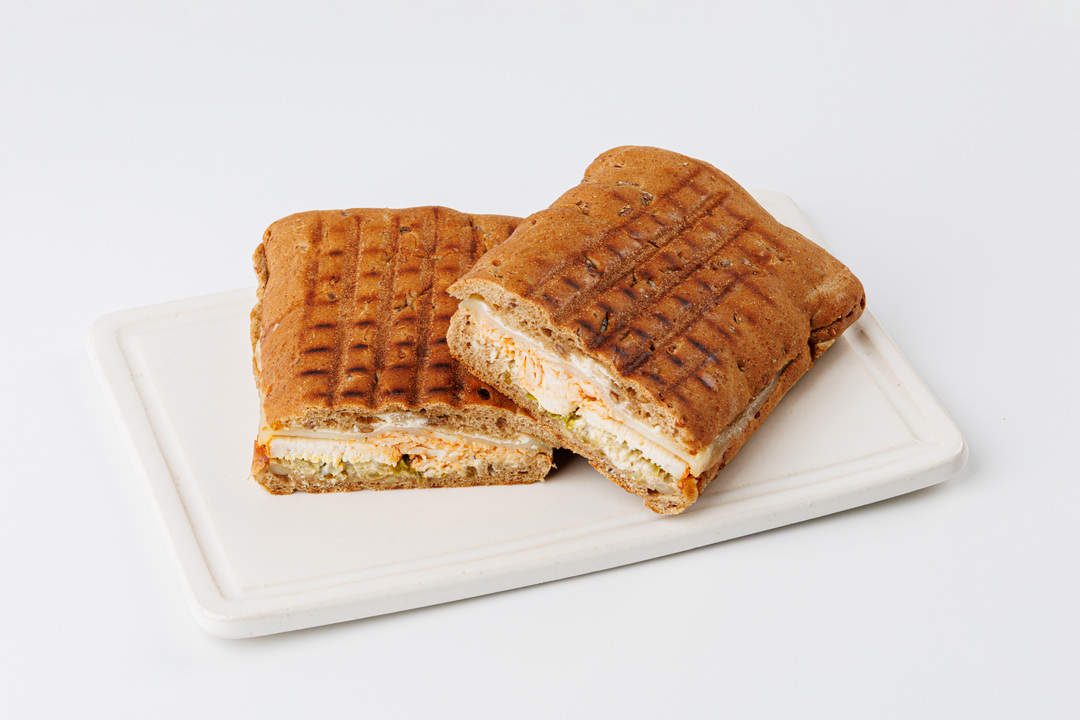 

Панини с курицей-гриль, моцареллой и огуречным релишем, кафе, 185г