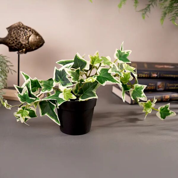 Искусственное растение в горшочке 