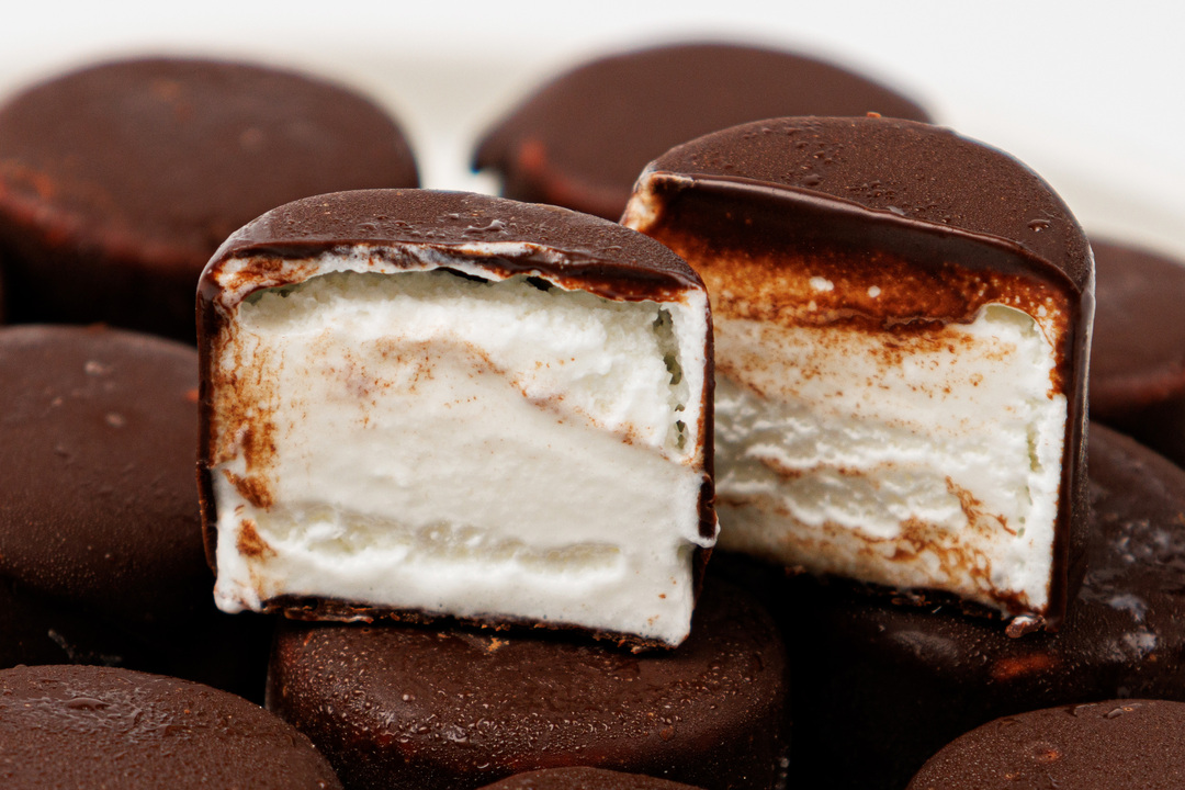 

Мороженое пломбир в темном шоколаде