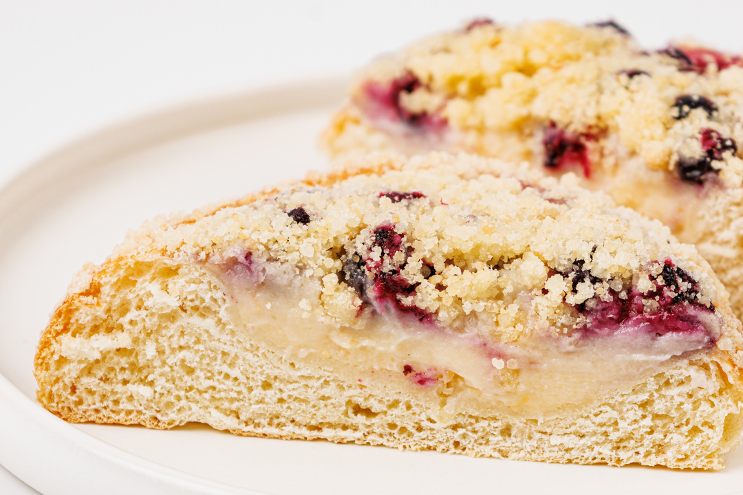 

Булочка ВкусВилл Бриошь с черной смородиной кафе 125 г