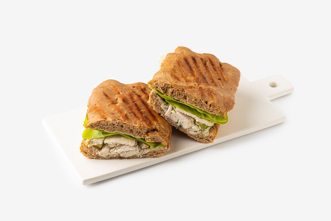 

Ржаной панини ВкусВилл с курицей, с соусом Ремулад и салатом из сельдерея, кафе, разогрето 180 г